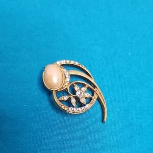 Elegant Gold and Pearl Brooch